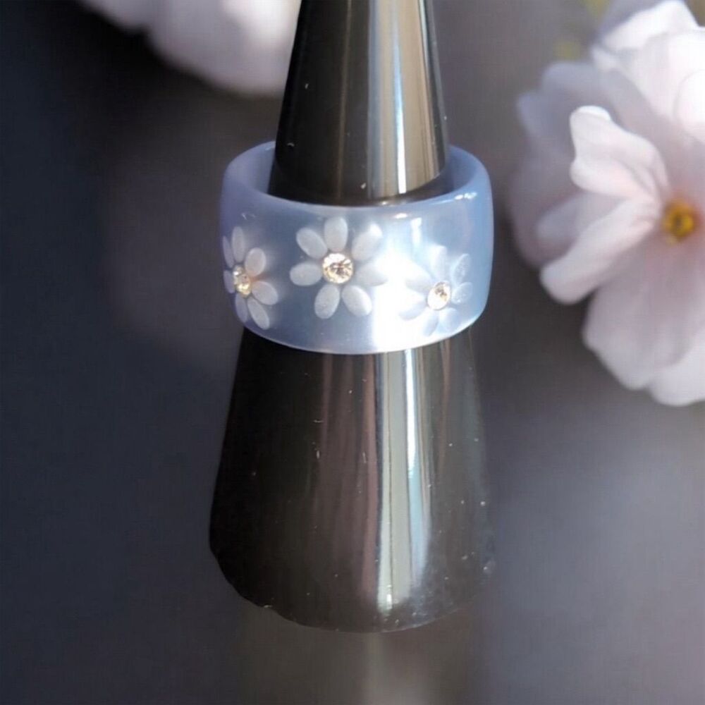 Vintage Gray  Lucite Ring Size 8 Flower Design Fashion Jewelry